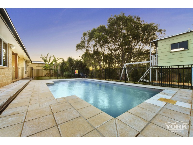 11 Lancaster Court, Top Camp QLD 4350