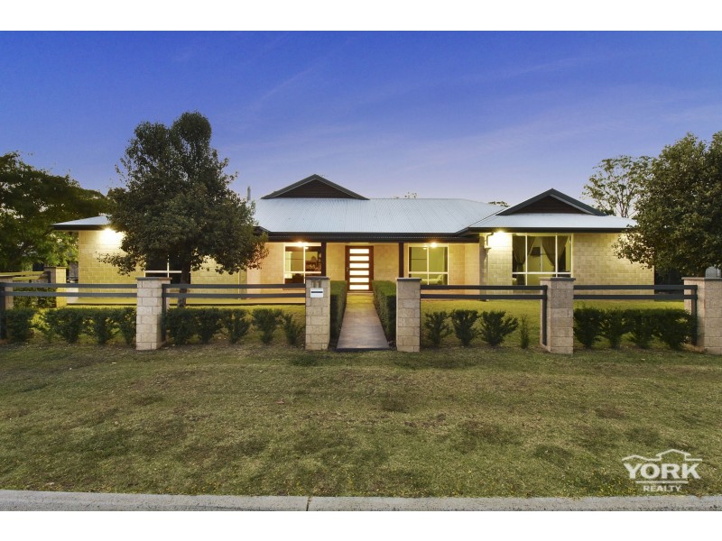 11 Lancaster Court, Top Camp QLD 4350