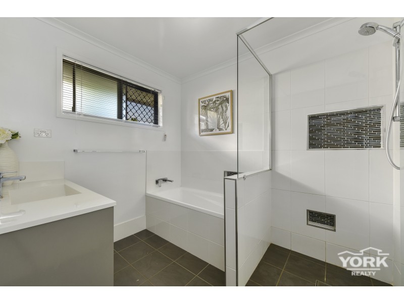 17 Hibiscus Drive, Centenary Heights QLD 4350