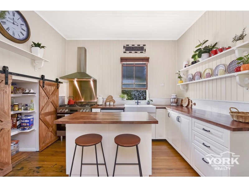 194 South Street, Centenary Heights QLD 4350