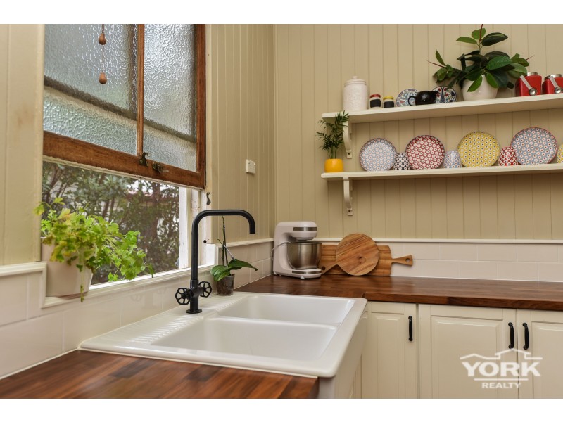 194 South Street, Centenary Heights QLD 4350