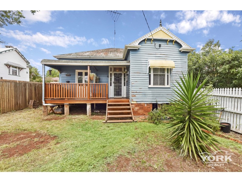 194 South Street, Centenary Heights QLD 4350