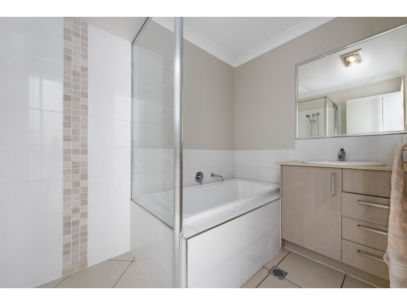 2/24 Sanctuary Drive, Cranley QLD 4350