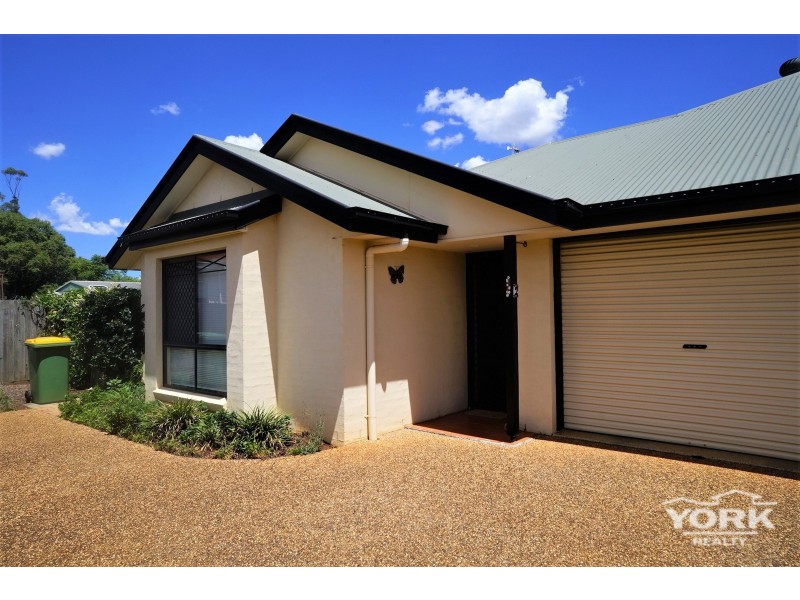 2/220 Campbell Street, Newtown QLD 4350