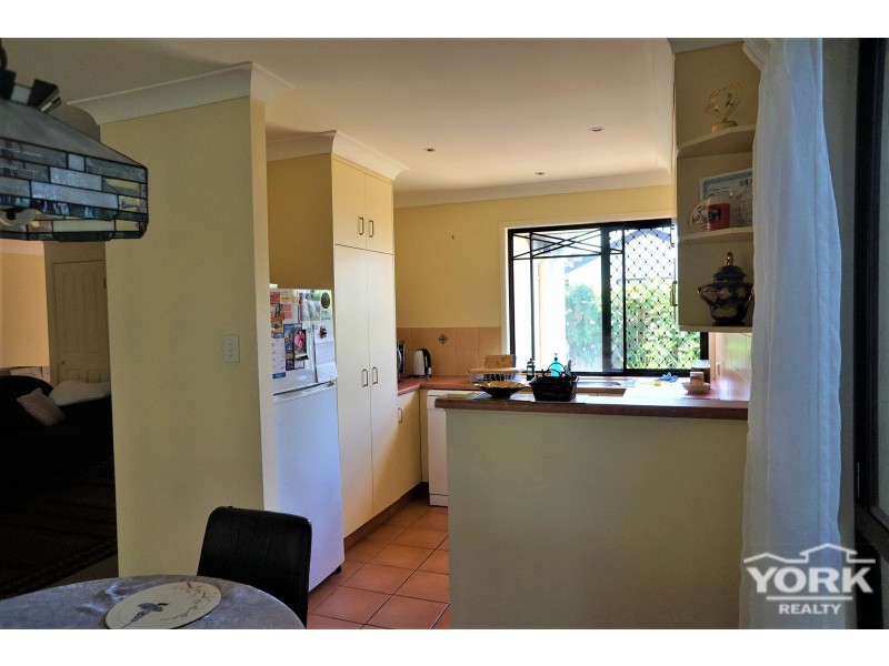 2/220 Campbell Street, Newtown QLD 4350