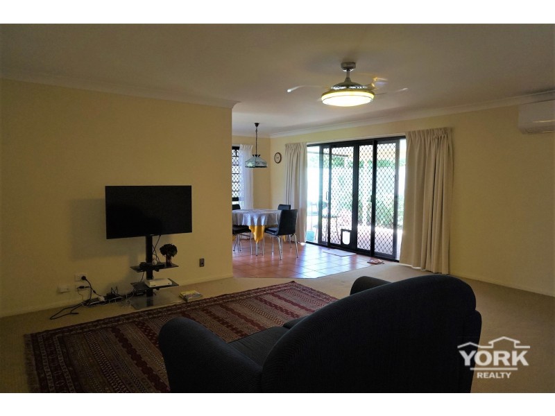 2/220 Campbell Street, Newtown QLD 4350