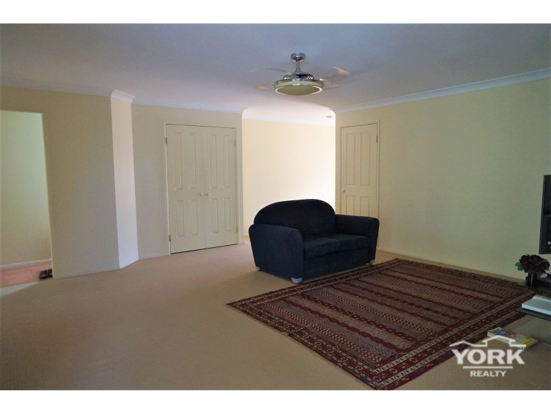 2/220 Campbell Street, Newtown QLD 4350