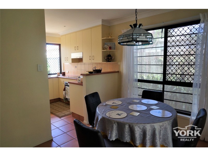 2/220 Campbell Street, Newtown QLD 4350