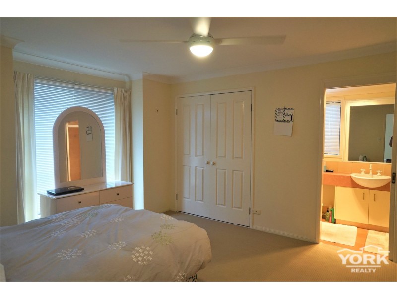 2/220 Campbell Street, Newtown QLD 4350