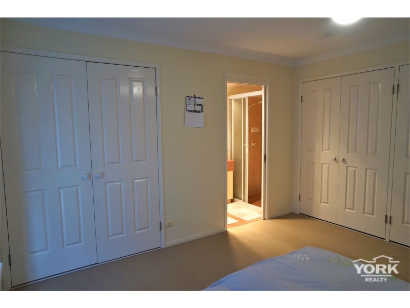 2/220 Campbell Street, Newtown QLD 4350