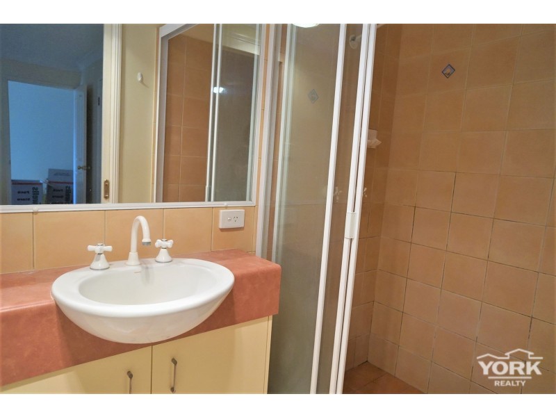 2/220 Campbell Street, Newtown QLD 4350