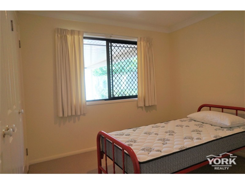 2/220 Campbell Street, Newtown QLD 4350