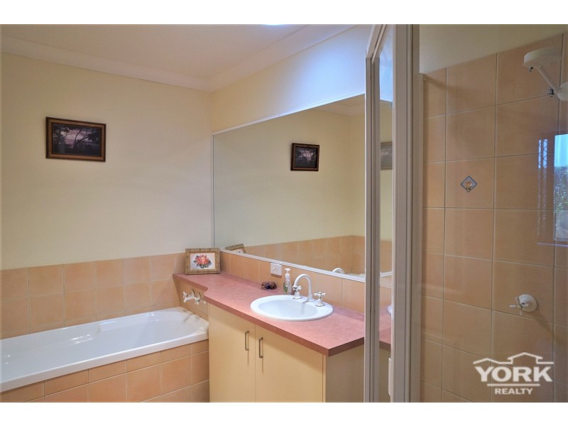 2/220 Campbell Street, Newtown QLD 4350