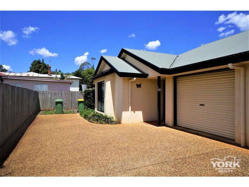 2/220 Campbell Street, Newtown QLD 4350