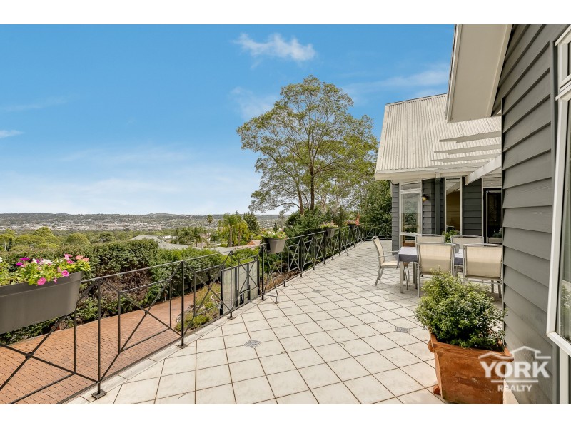 6 Roderic Court, Mount Lofty QLD 4350