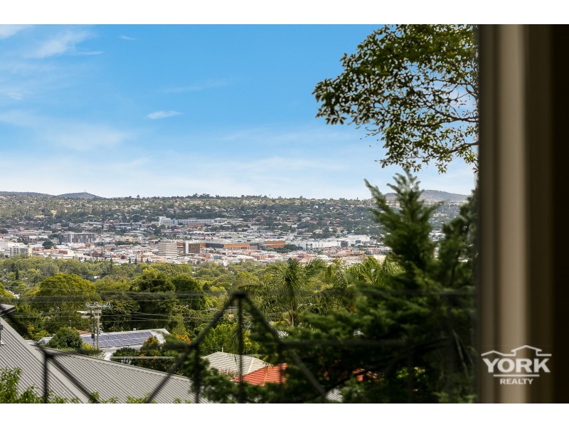 6 Roderic Court, Mount Lofty QLD 4350