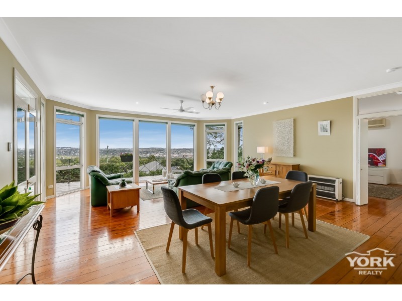 6 Roderic Court, Mount Lofty QLD 4350
