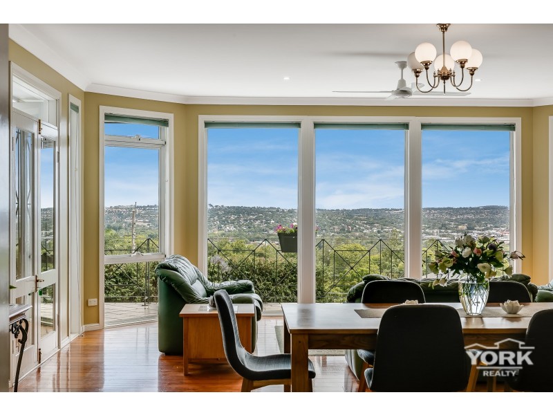 6 Roderic Court, Mount Lofty QLD 4350