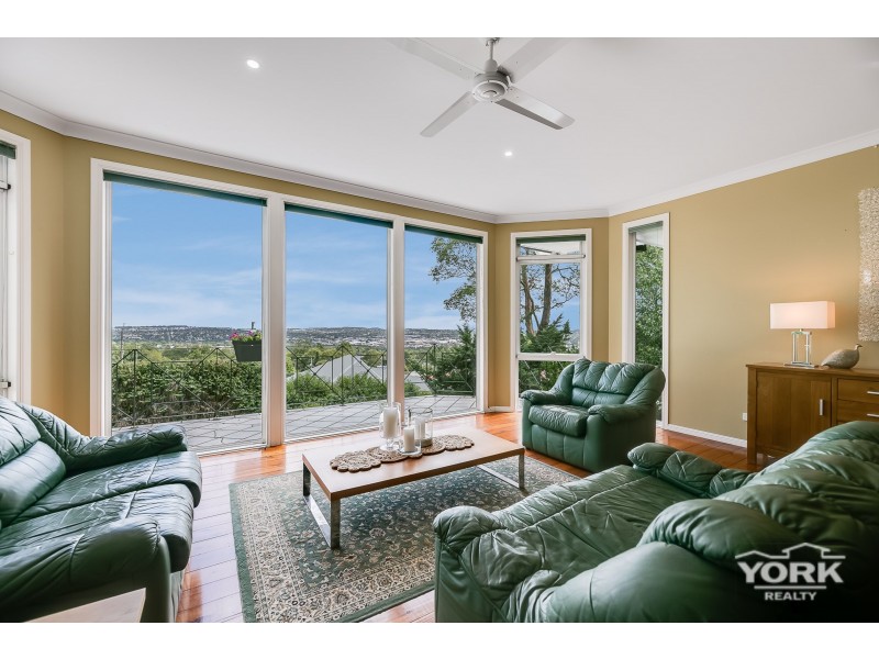 6 Roderic Court, Mount Lofty QLD 4350