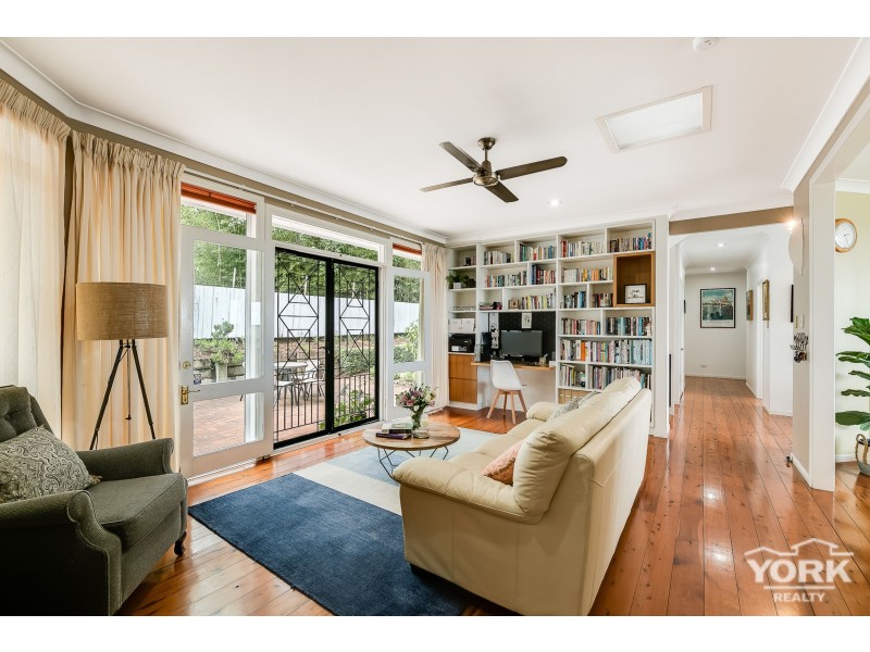 6 Roderic Court, Mount Lofty QLD 4350
