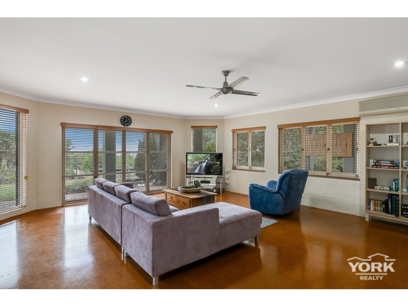 6 Roderic Court, Mount Lofty QLD 4350