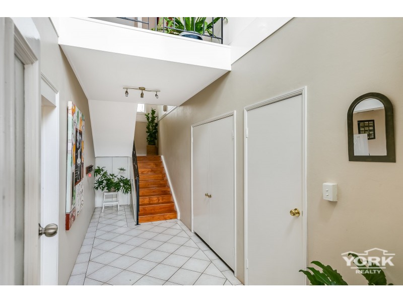 6 Roderic Court, Mount Lofty QLD 4350