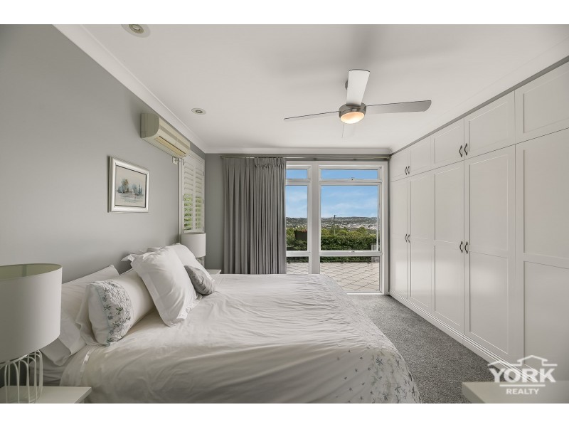 6 Roderic Court, Mount Lofty QLD 4350