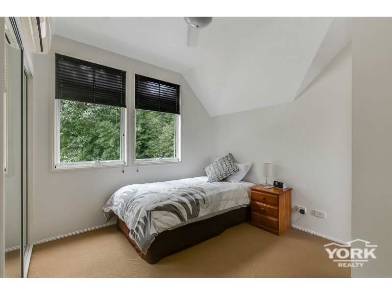 6 Roderic Court, Mount Lofty QLD 4350