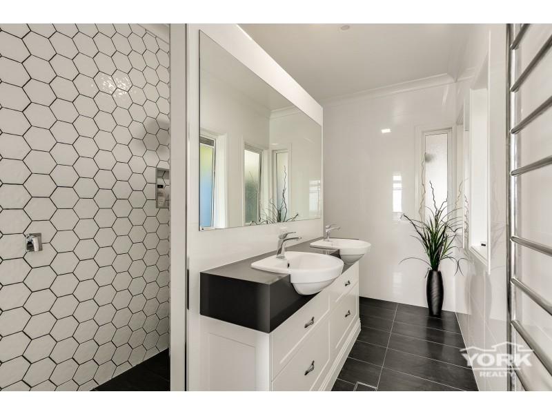 6 Roderic Court, Mount Lofty QLD 4350