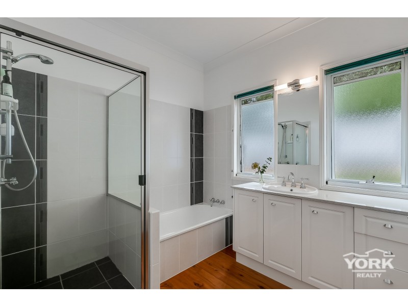 6 Roderic Court, Mount Lofty QLD 4350
