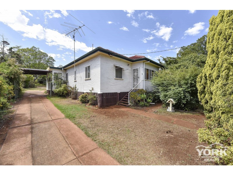34 Llewellyn Street, Centenary Heights QLD 4350