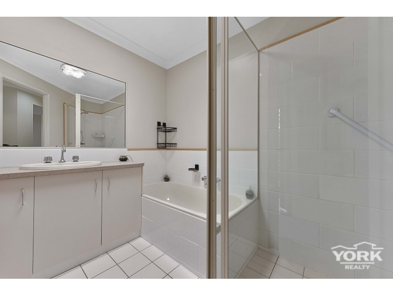 2/17 Anita Drive, Kearneys Spring QLD 4350