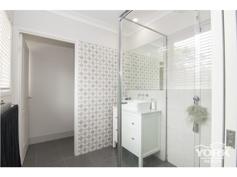 16 Chapman Street, Hampton QLD 4352