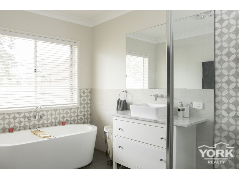 16 Chapman Street, Hampton QLD 4352