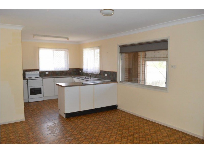 10 Croxley Street, Harristown QLD 4350