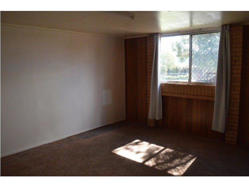 10 Croxley Street, Harristown QLD 4350