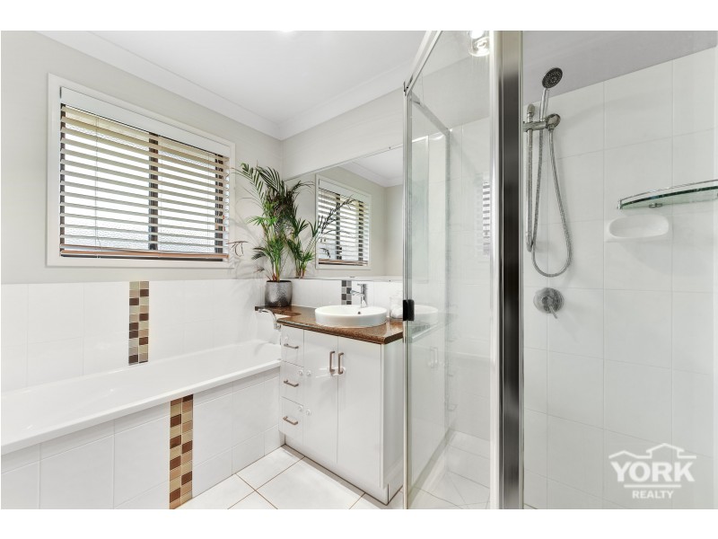 1 Vinnicombe Street, Kearneys Spring QLD 4350