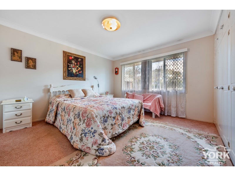 9 Rowe Street, Centenary Heights QLD 4350