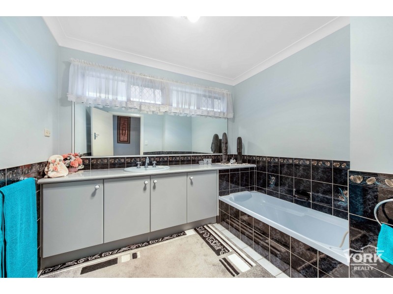 9 Rowe Street, Centenary Heights QLD 4350