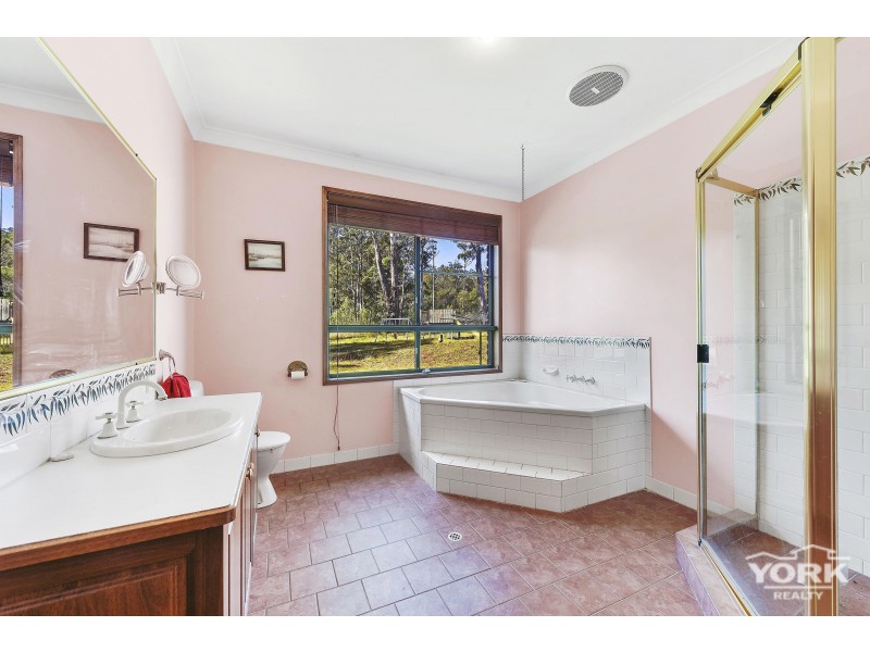 106 Erbacher Road, Hampton QLD 4352
