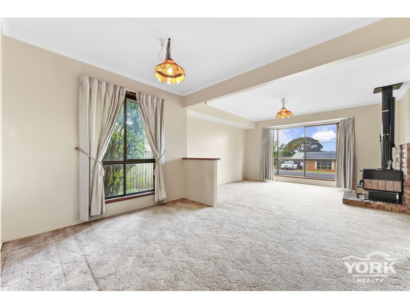 90 Jennifer Crescent, Darling Heights QLD 4350