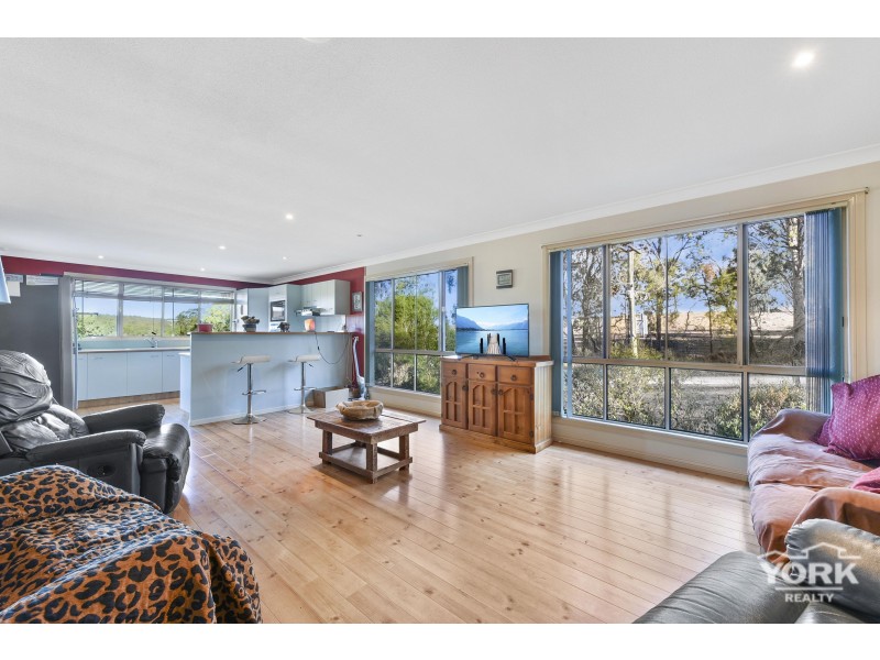 702 Murphys Creek Road, Upper Lockyer QLD 4352