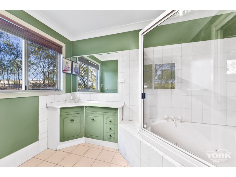 702 Murphys Creek Road, Upper Lockyer QLD 4352