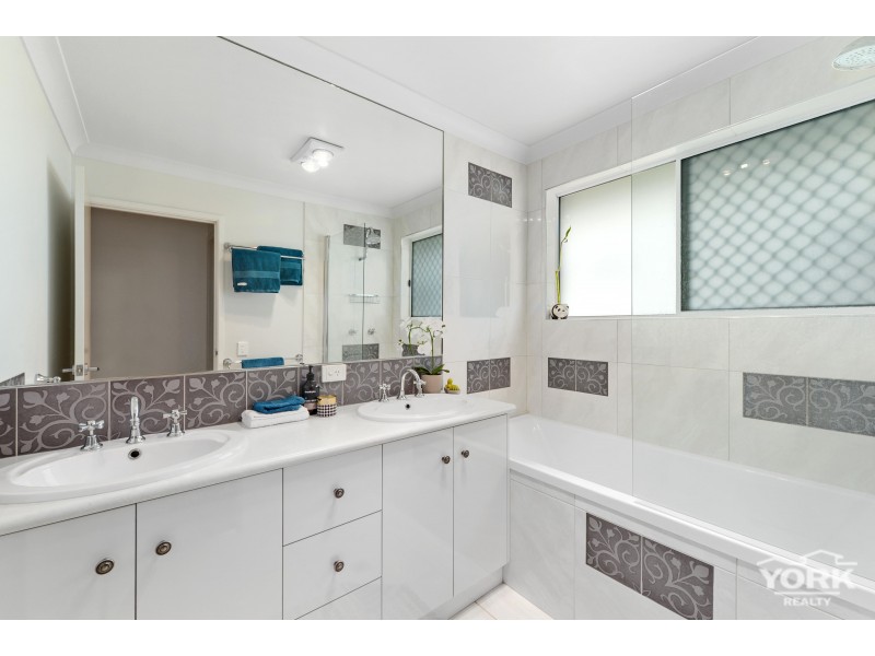 30 Liquidamber St, Glenvale QLD 4350