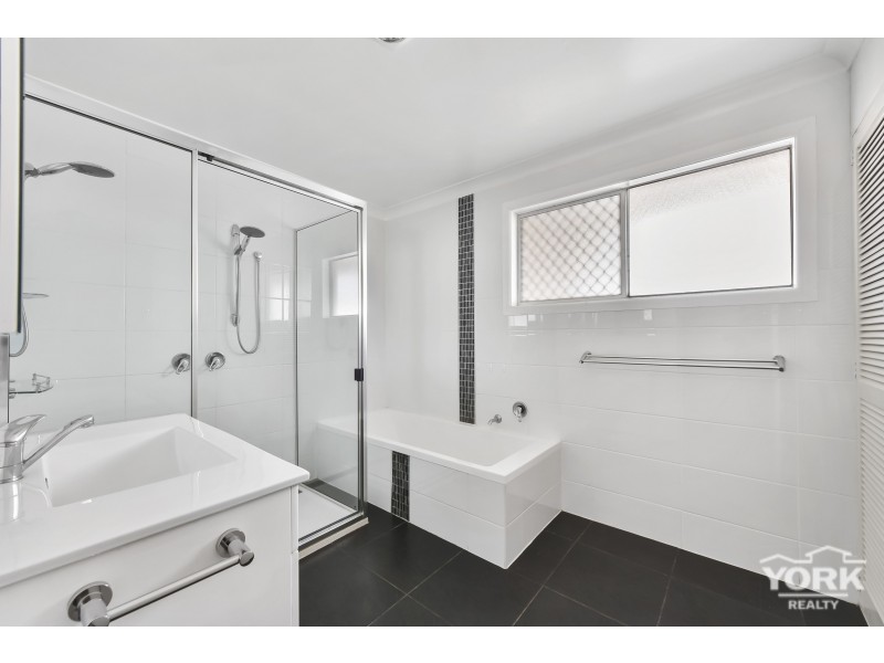 19 Cary Road, Glenvale QLD 4350