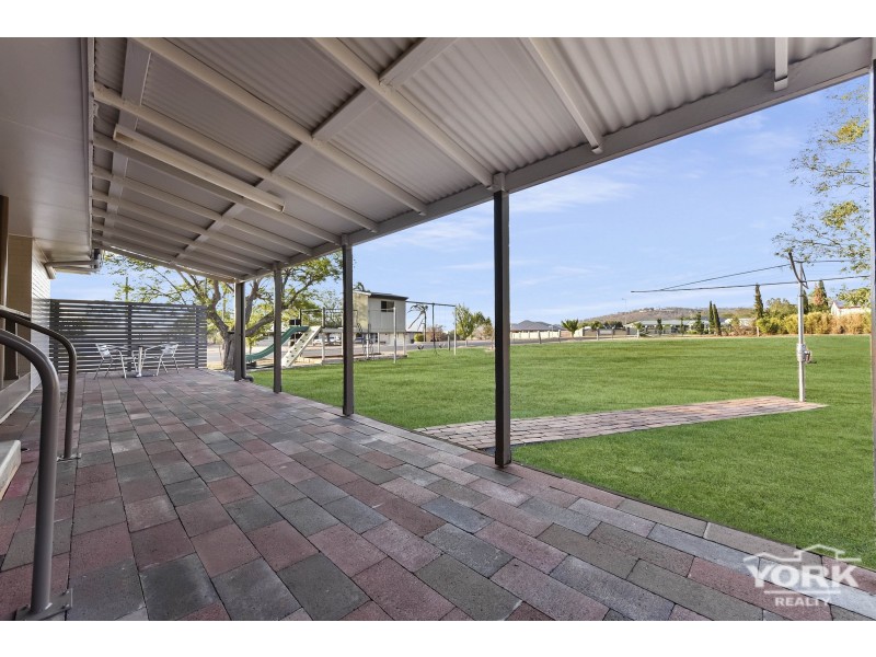 19 Cary Road, Glenvale QLD 4350