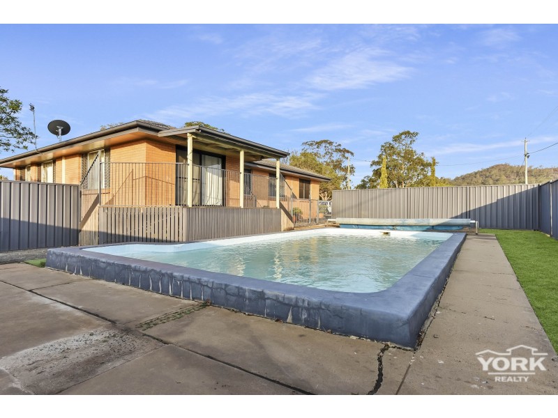 19 Cary Road, Glenvale QLD 4350