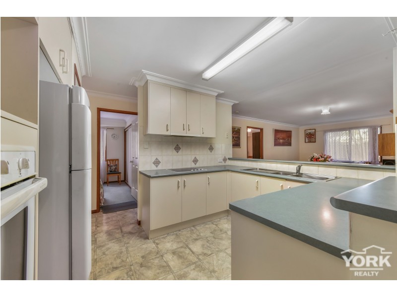 1 Gainsborough Drive, Glenvale QLD 4350