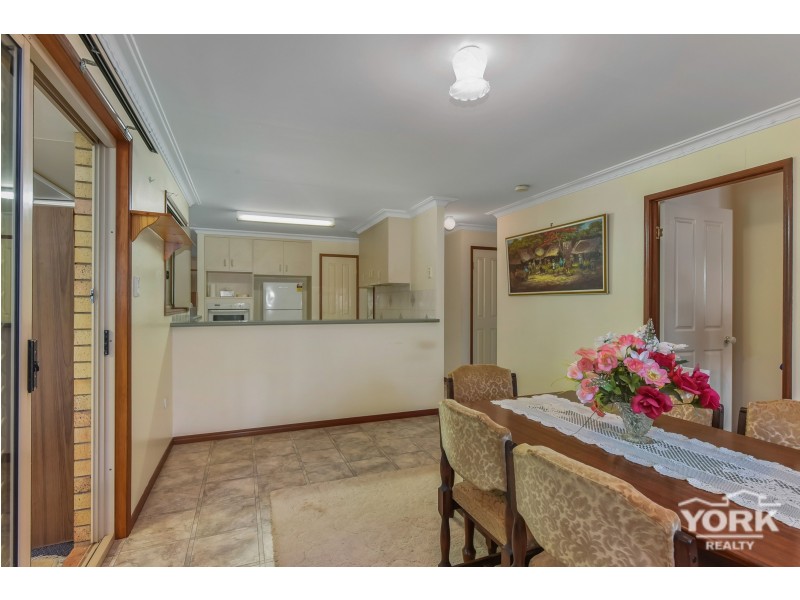 1 Gainsborough Drive, Glenvale QLD 4350