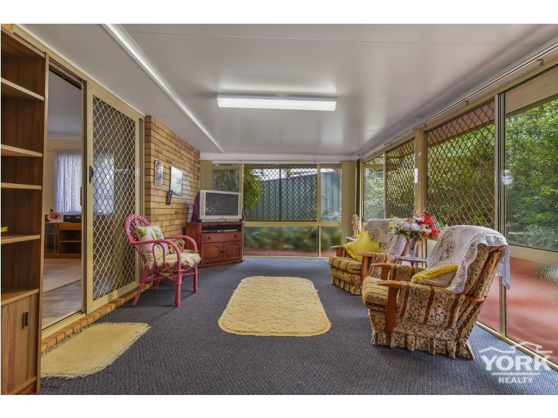 1 Gainsborough Drive, Glenvale QLD 4350